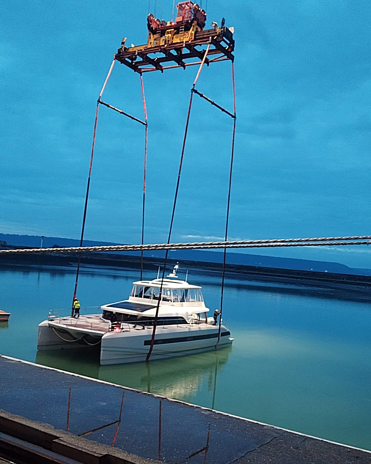 Nettoyage préparatoire, bâchage technique et mise hors d’eau : une prestation opérée par ACOR-Clean pour la sécurisation des unités nautiques